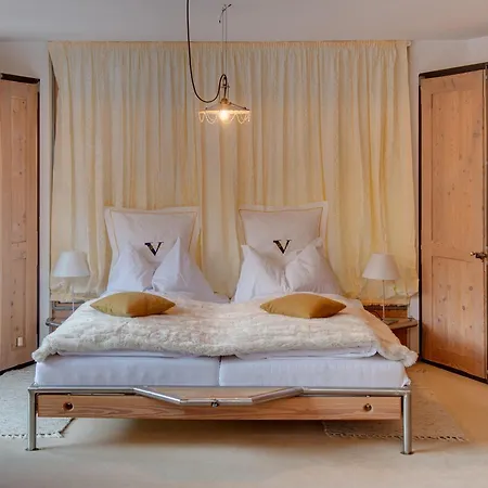 Backstage Serviced Hotel