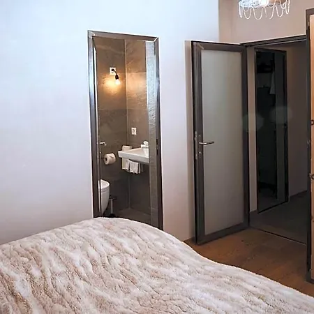 Backstage Serviced 4*