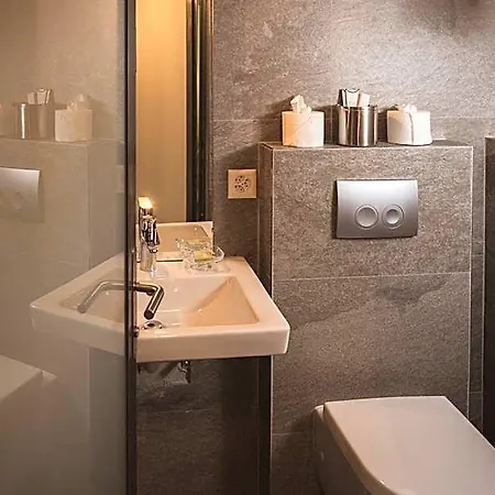 Backstage Serviced 4*