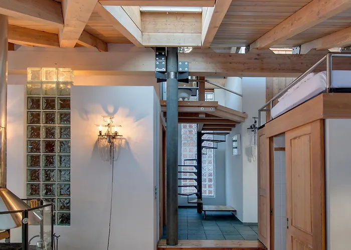 ホテル バックステージ 4*