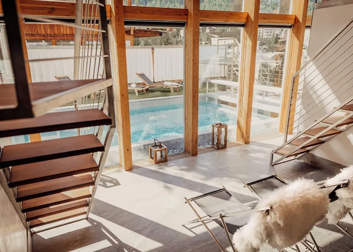 מלון Backstage Serviced 4*